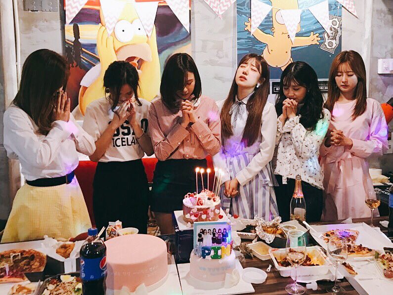 Apink_2011's tweet photo. [#에이핑크] 꿈결같던 6주년이 지났습니다! PANDA들과 함께 했던 '가장 우아한 6주년' V앱 다시 한번 그 감동을 느껴보세요! 

https://t.co/mj7t9knSlN

#생크림장전_직전 #에이핑크_회식인줄 #에이핑크6주년축하해 #Apink https://t.co/ON2EYWJAWO