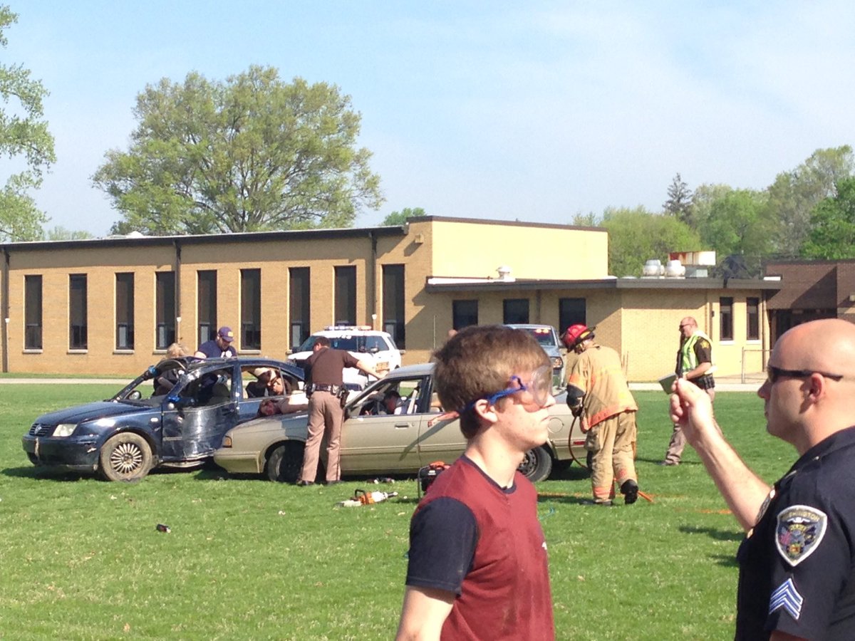 BR_Schools's tweet photo. Thanks to all of our first responders for putting this together for our kids and for all you do! #projectsafeprom https://t.co/Yen3e74UCc