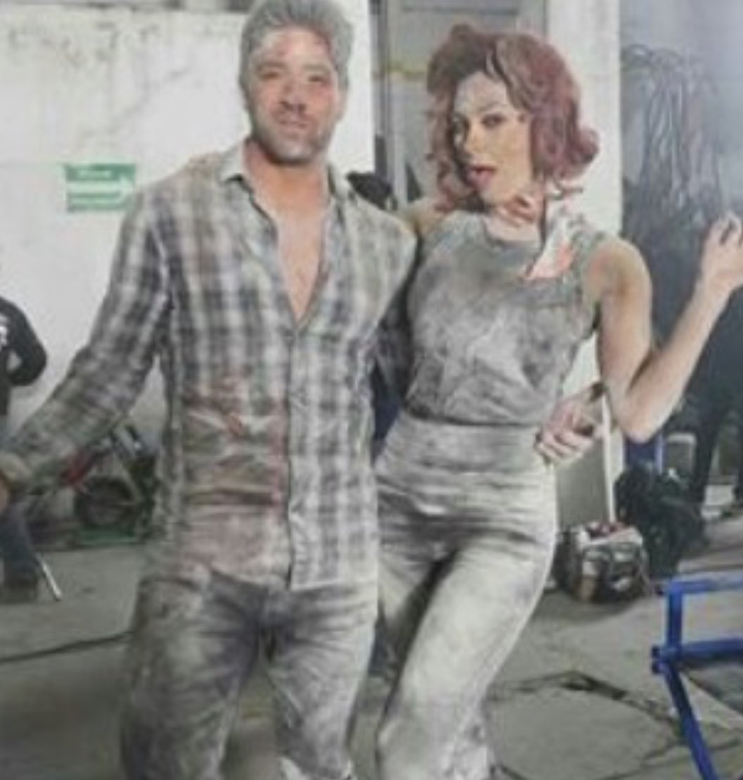 AlmendraRamire1's tweet photo. AHORA SI! @aracelyarambula &amp; @DavidChocarro 
ENTRANDO A LA FIESTA // SALIENDO DE LA FIESTA 😂😂😂 
#AltaBomba #LaDoña https://t.co/5x5uRXXljd