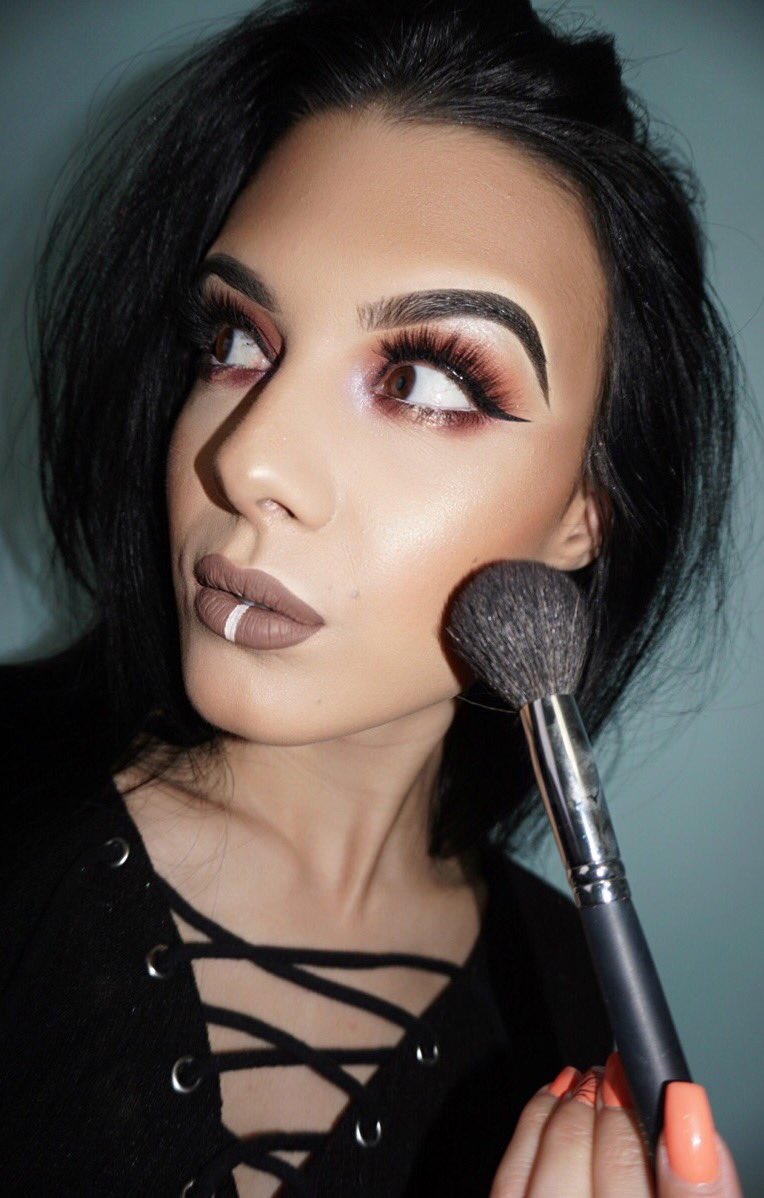 _macbeautyy's tweet photo. @MeltCosmetics Dark Matter Stack with @hudabeauty Faux Mink Lashes in "Jade". ✨❤️ https://t.co/EtJx2gdaJw