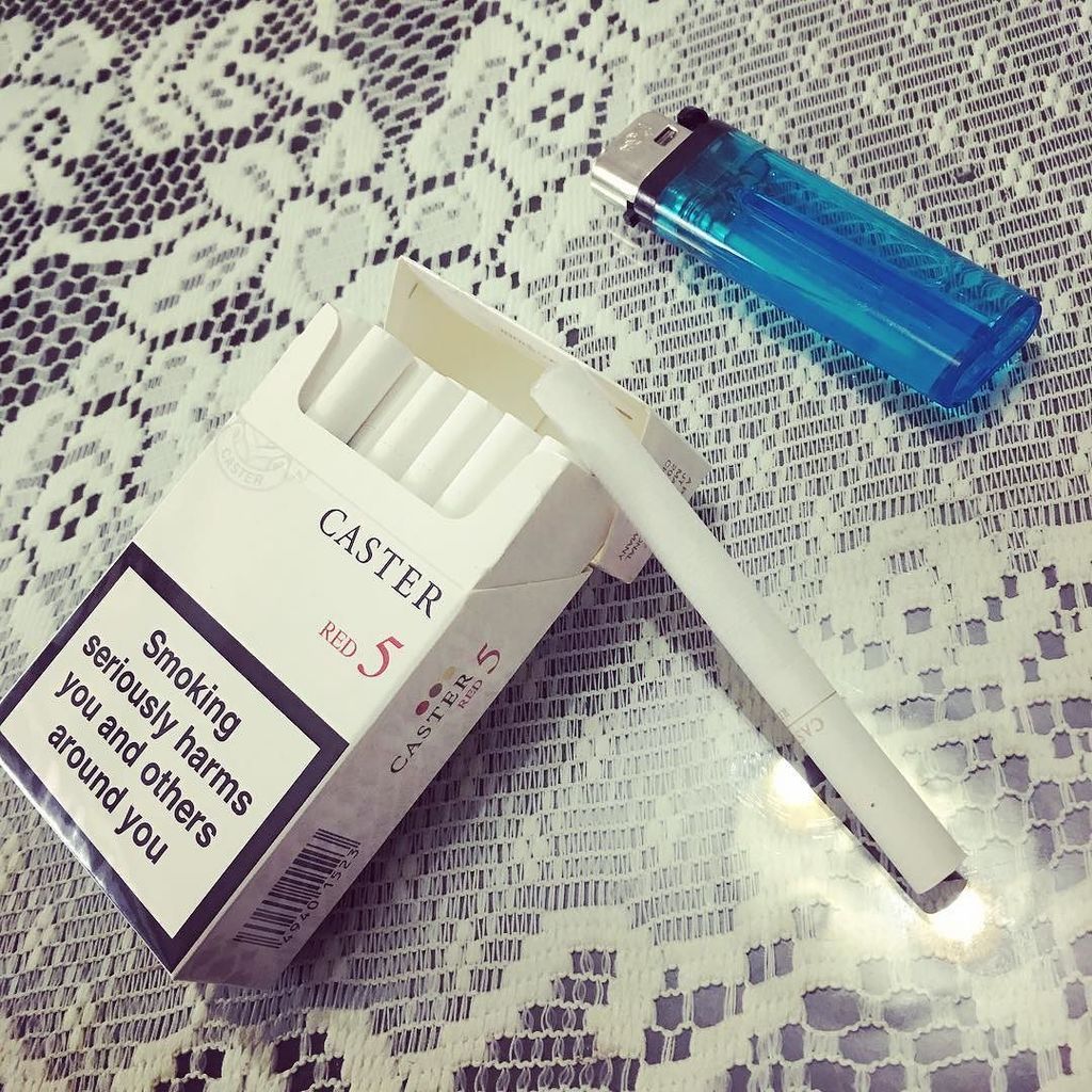 pbear6150's tweet image. 在家工作，寫稿效率好，缺點是沒人說話就一直抽煙 Orz... 果真是苦悶之物 #Caster5 instagram.com/p/BTGYAU3huxyf…