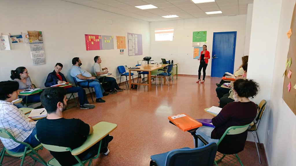 Aquí podéis ver a los miembros de la Lanzadera de Coria del Río escuchando atentos a Leticia Barbero de @Adecco_es. Gracias por visitarnos!