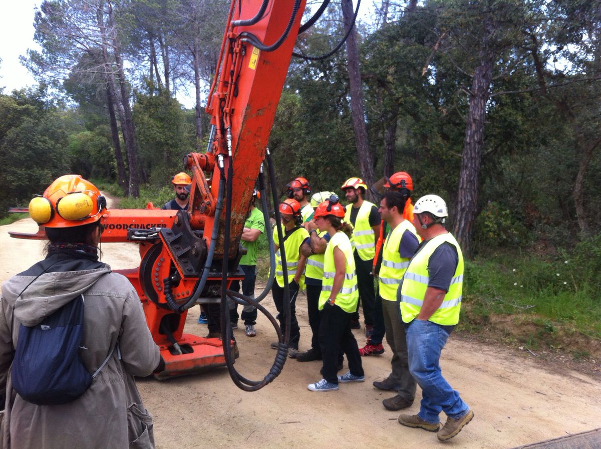 LigniaBiomassa's tweet photo. Ahir, visita dels alumnes del Centre #Formació #Forestal Especialitzada a les feines del #Maresme. #Montesquiu #Tomicus #Lignia https://t.co/p54J39ZhED