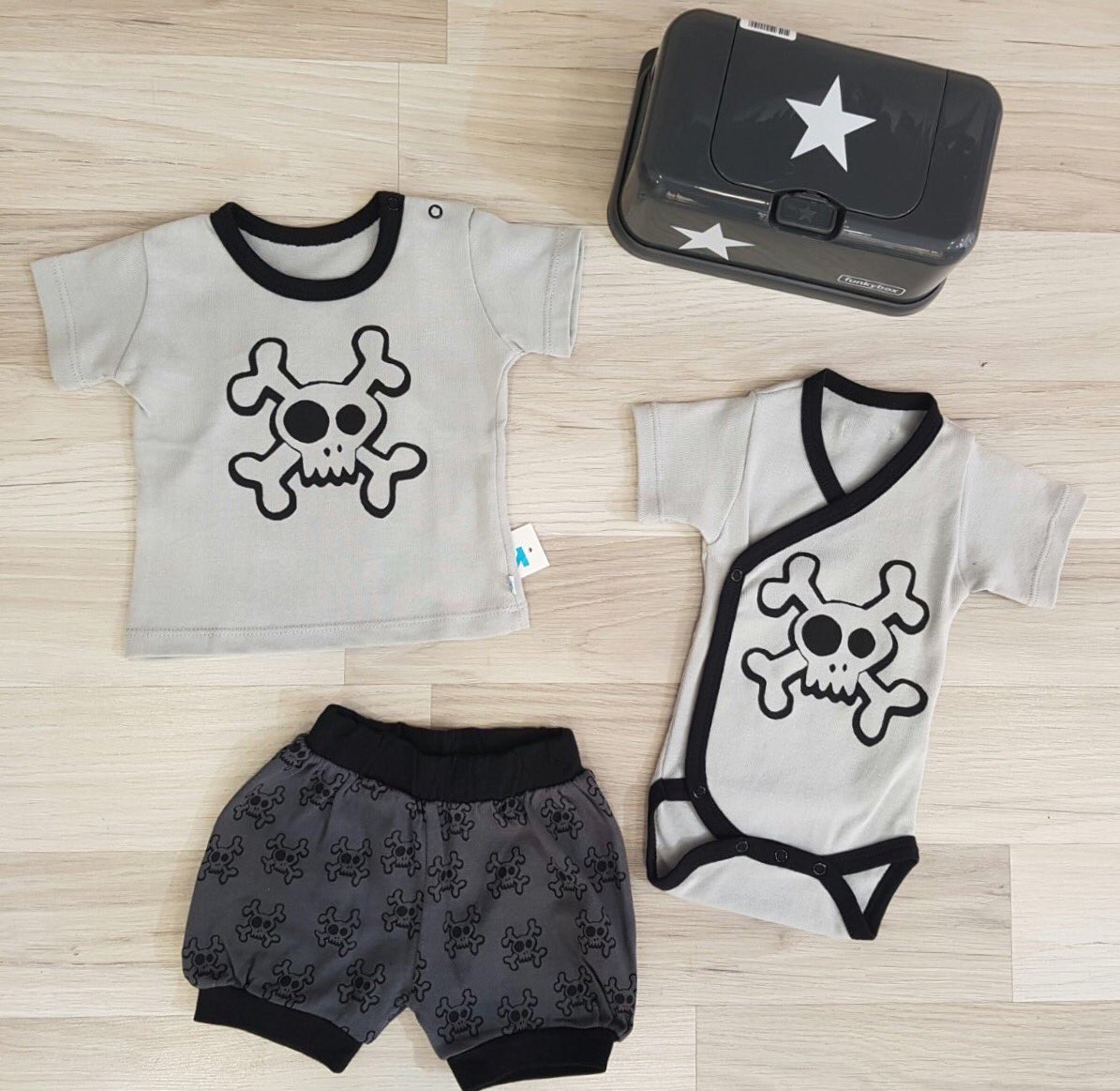 Kachababy's tweet photo. Buenos días!! ☀️ Conjuntos molones para bebés y niños (de 0 a 5 años). Moda Rockera ☠️🤘🏻 #kacha #kachababies #funkybox https://t.co/hQ1cX262o4