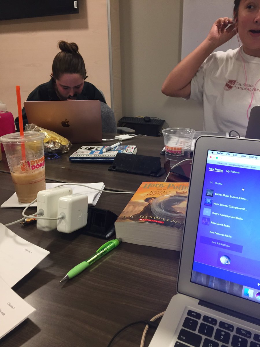 Oyechelle's tweet image. Why do we do these thing 🙃🙃 #procrastinationmasters also, Mel is having a breakdown 😬
