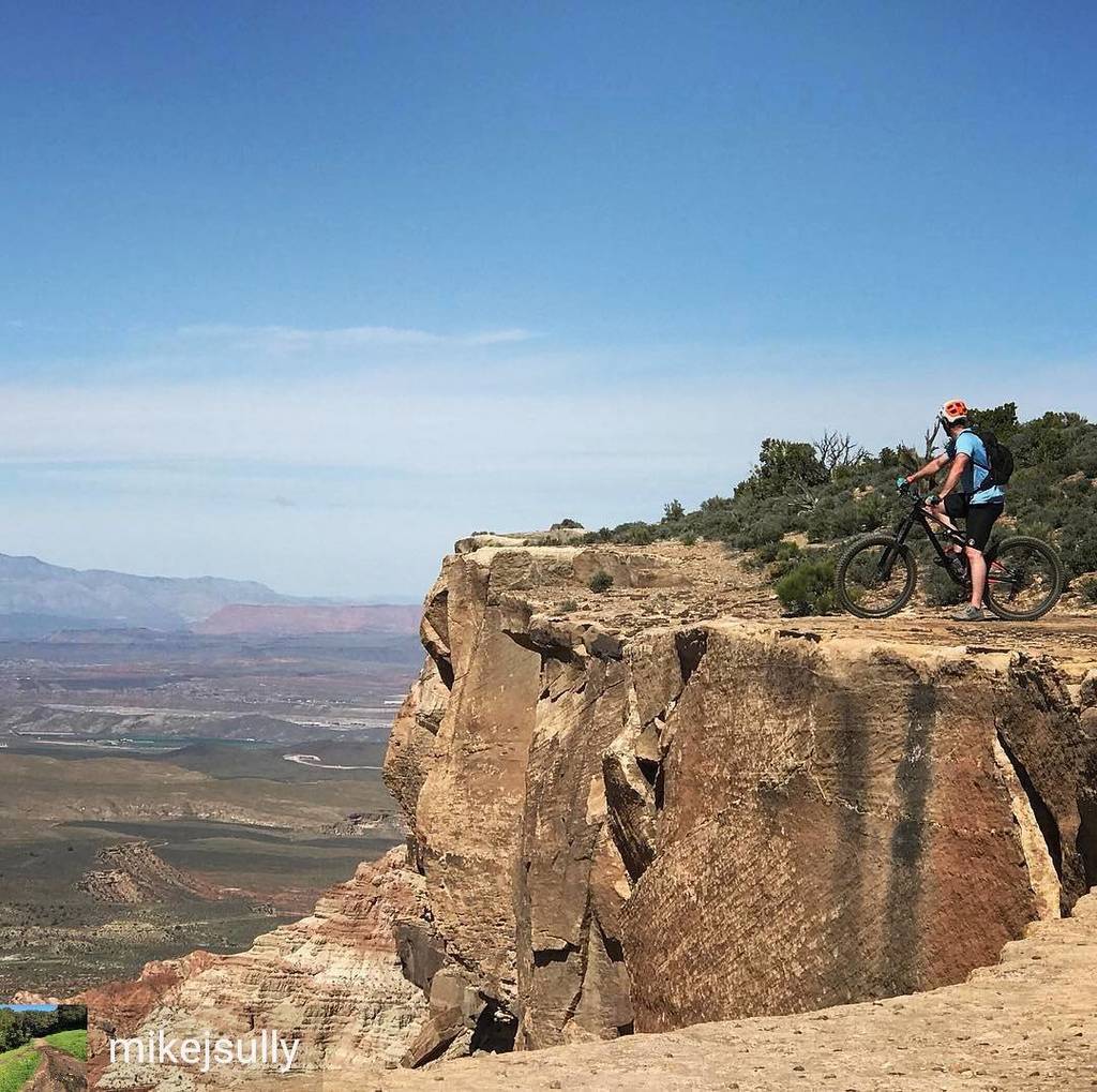 DMBTA's tweet photo. @mikejsully taking in the views on #gooseberrymesa!
.
.
.
#dmbta #buildmaintainride #keepsingletracksingle #mtb #igersmtb #mountainbike #we… https://t.co/KOlNbOMd1e
