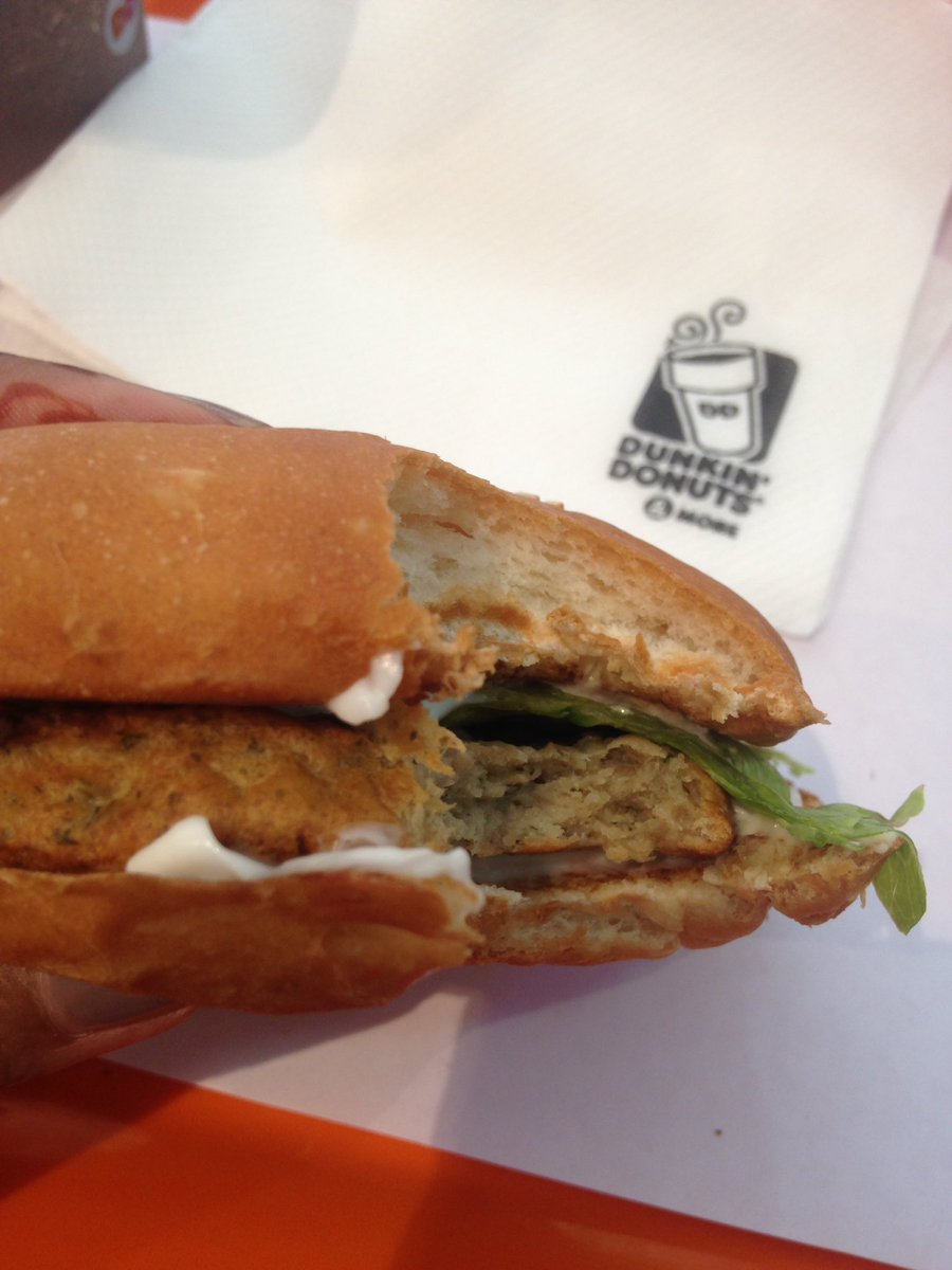 ritu_rajput's tweet image. @Dunkin_India mayo #burger- what they show vs. What you get 👀openly cheating customers in the name of #food 

#foodies #delhi #dunkindonuts