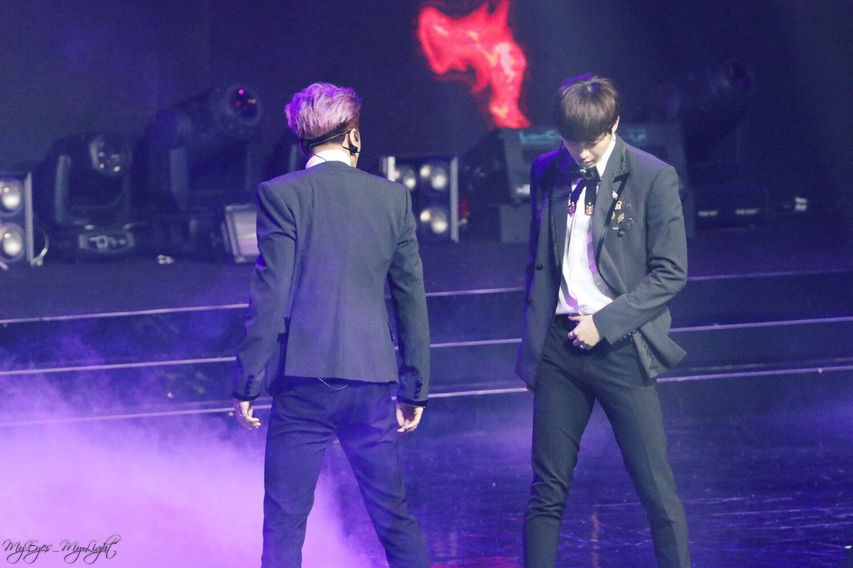 MYEYE_MYLIGHT's tweet photo. #hongbin #Ravi #VIXX #vchartawards https://t.co/4gjcrrKnRM