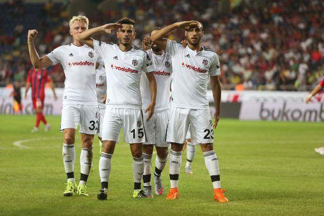 #BeşiktaşınMaçıVar
GÜVENLİK GÜÇLERİMİZLE çatışalım diye dört gözle bekleyen soysuz;
CNN,REUTERS ve BBC nin yani BATININ TUZAĞINA düşmeyelim!