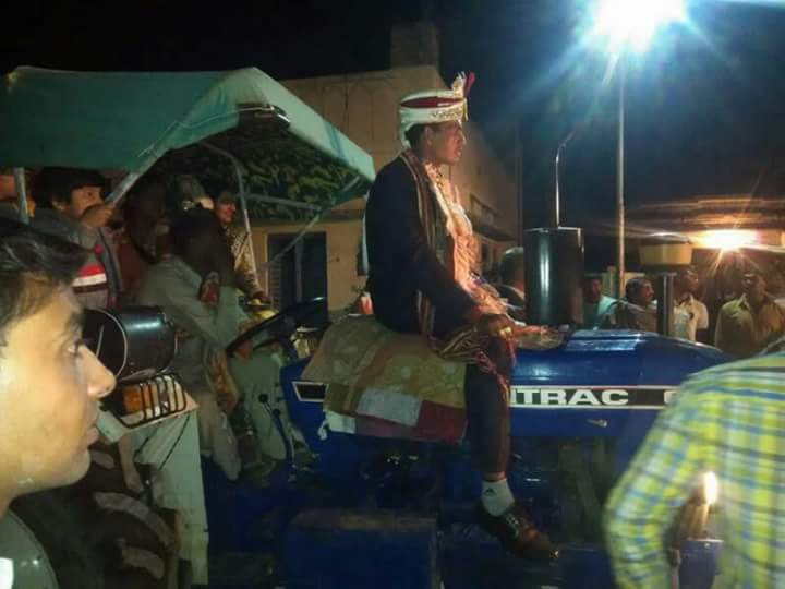 Kotacityraj's tweet photo. यह #राजस्थान में ही देखने को मिल सकता है! 
ट्रेक्टर में निकासी तो बहुत देखी होगी, लेकिन ऐसी नहीं देखी होगी!  #kota #kotacityraj https://t.co/BH7ixaODEN