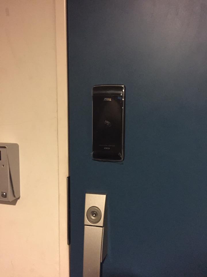 Бүх төрлийн хаалганд суулгаж баталгаа өгнө.Утас 99983232