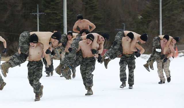 benwonx's tweet photo. MHRCK เผย กองทัพเกาหลีใต้ทำปฏิบัติการลับสืบหา "ทหารเกย์" ผ่านแอพหาคู่ต่างๆ ของเกย์ มีทหารถูกจับได้และดำเนินคดีแล้ว 20 คน https://t.co/Kj0Ln93gfy