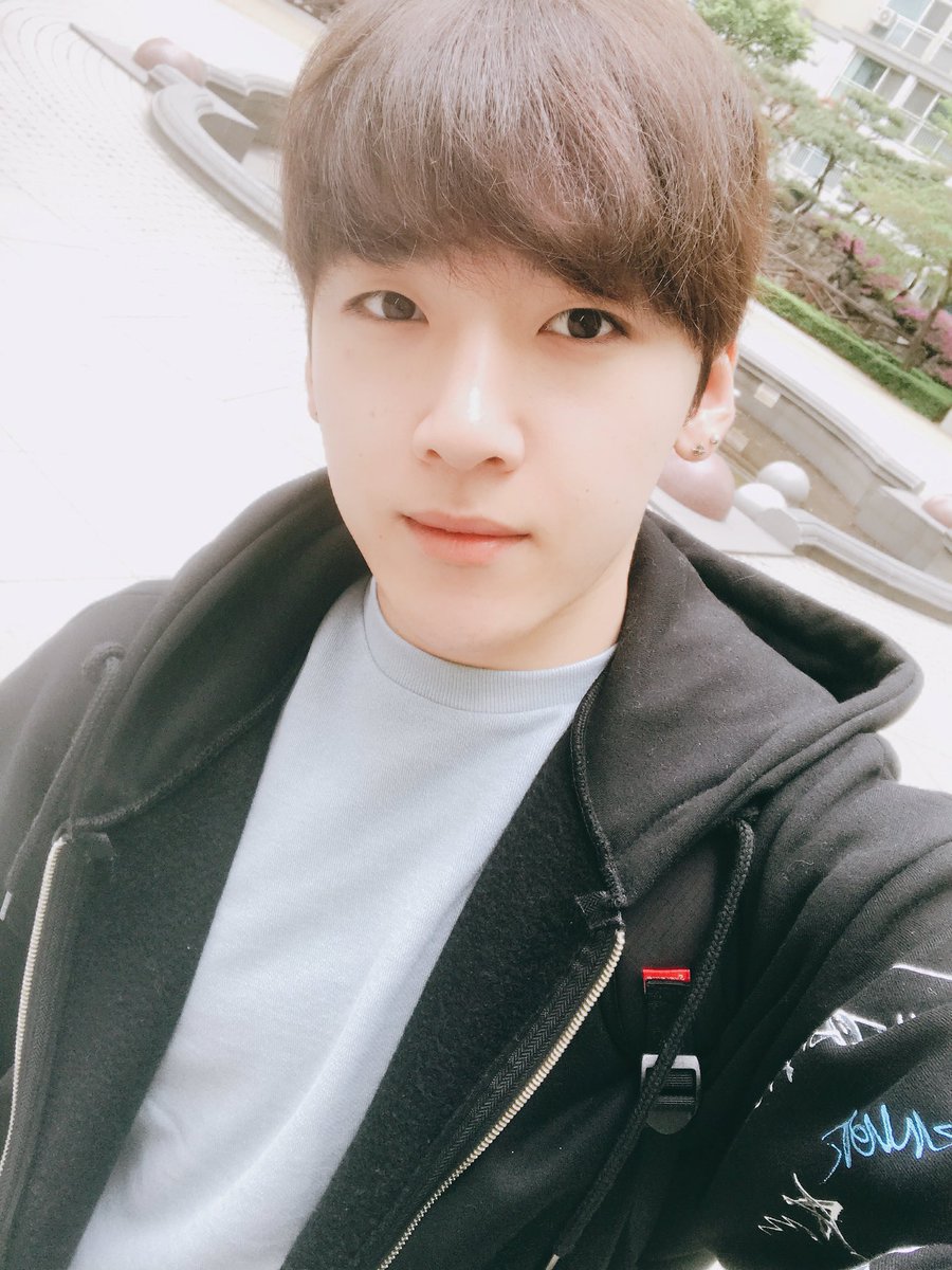 officialmap6's tweet photo. [#MAP6 #맵식스 #MINHYUK #민혁] 오랜만이야~~~~~ 다들 잘 지내고 계신가! https://t.co/5htJPhEqH5