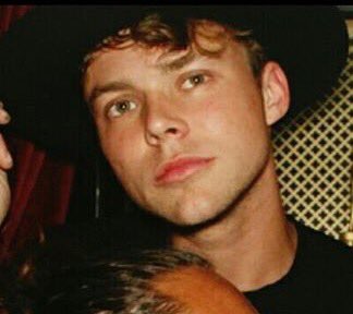 ghostsofIuke's tweet photo. ashton looks so fucking good https://t.co/ObMTFodQBe