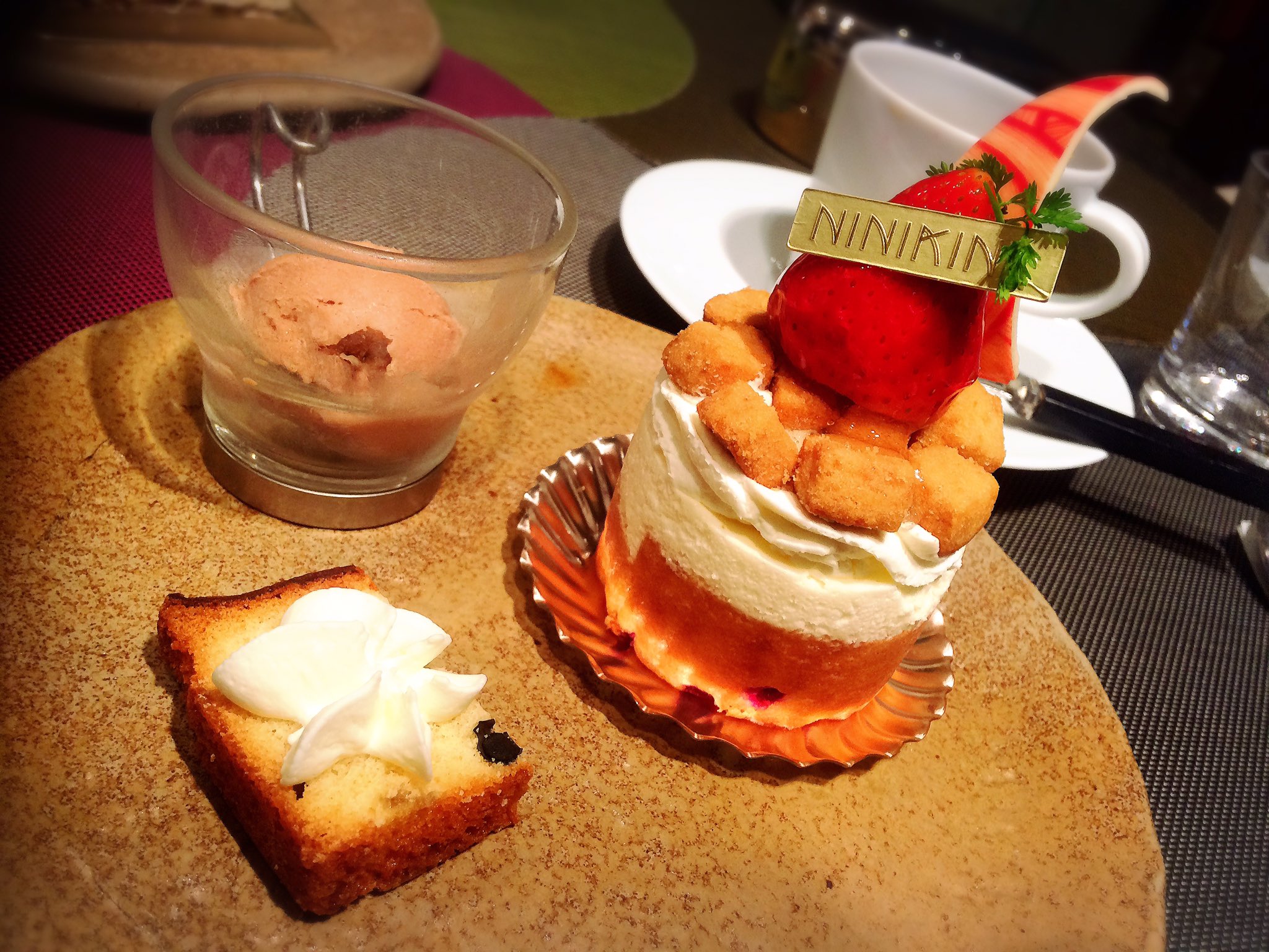 岡山ごはん またまたニニキネさんに行って来ました ケーキの見た目 めちゃめちゃ可愛くないですか しかも 凄く美味しいんです ケーキ中身は層が多くて 酸味と甘みの使い方が上手だから 飽きずに食べられるし 美味しい ケーキを頼むだけで