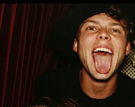 ghostsofIuke's tweet photo. ashton looks so fucking good https://t.co/ObMTFodQBe