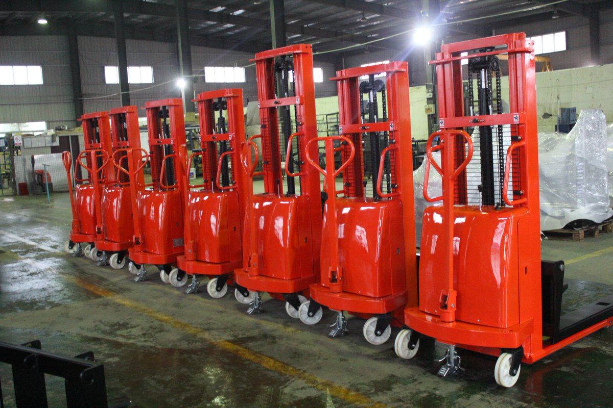 Efork02's tweet photo. Our workers are working hard. thank you #Yufengwarehouse #Yufengforklift #efork #semielectricstacker https://t.co/XPSkFw1wus