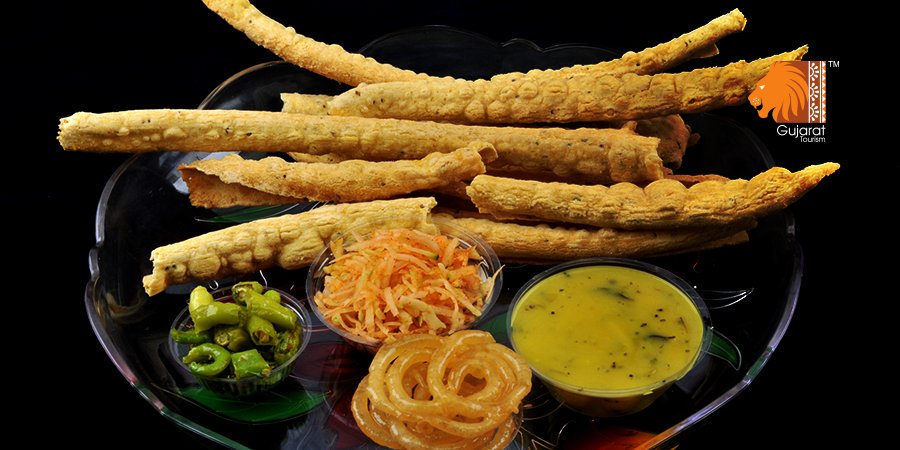 GujaratTourism's tweet image. Can you guess this crunchy Gujarati snack? You will relish this popular #GujaratiCuisine! Re-tweet &amp;amp; tag your buddies to spread it&apos;s taste.