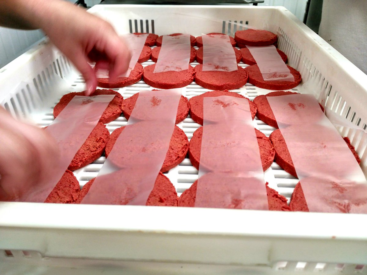 Always working on it 💚🔴💚#beetroot #remolacha #hamburguesasveganas #veganburgers #artesanas #hechoencanarias #vegan #crueltyfree #since1985 🙏