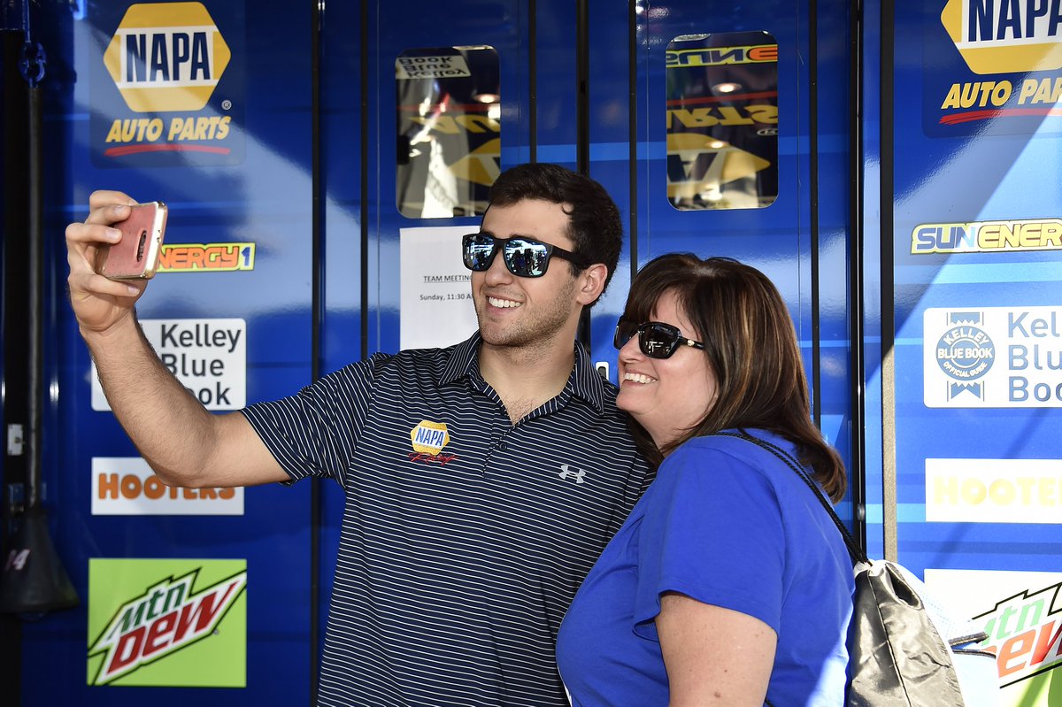 bobmulhausen's tweet photo. @chaseelliott.... Wait a minute your taking a selfie with my wife๐ค Hey it's cool โ #KSS24 now go get a Buddy ๐ @NAPARacing @NAPAAutoCare https://t.co/2OcWpxhA7A
