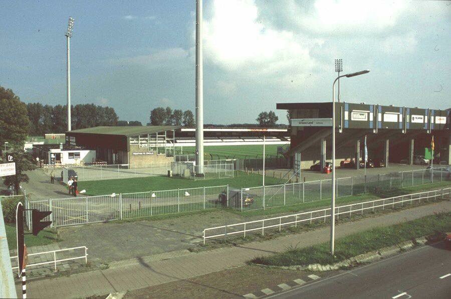 Precies 10 jaar geleden werd De Oosterenk na een afscheidswedstrijd gesloopt. Wat zijn de herinneringen ? Laat het ons weten! #peczwolle