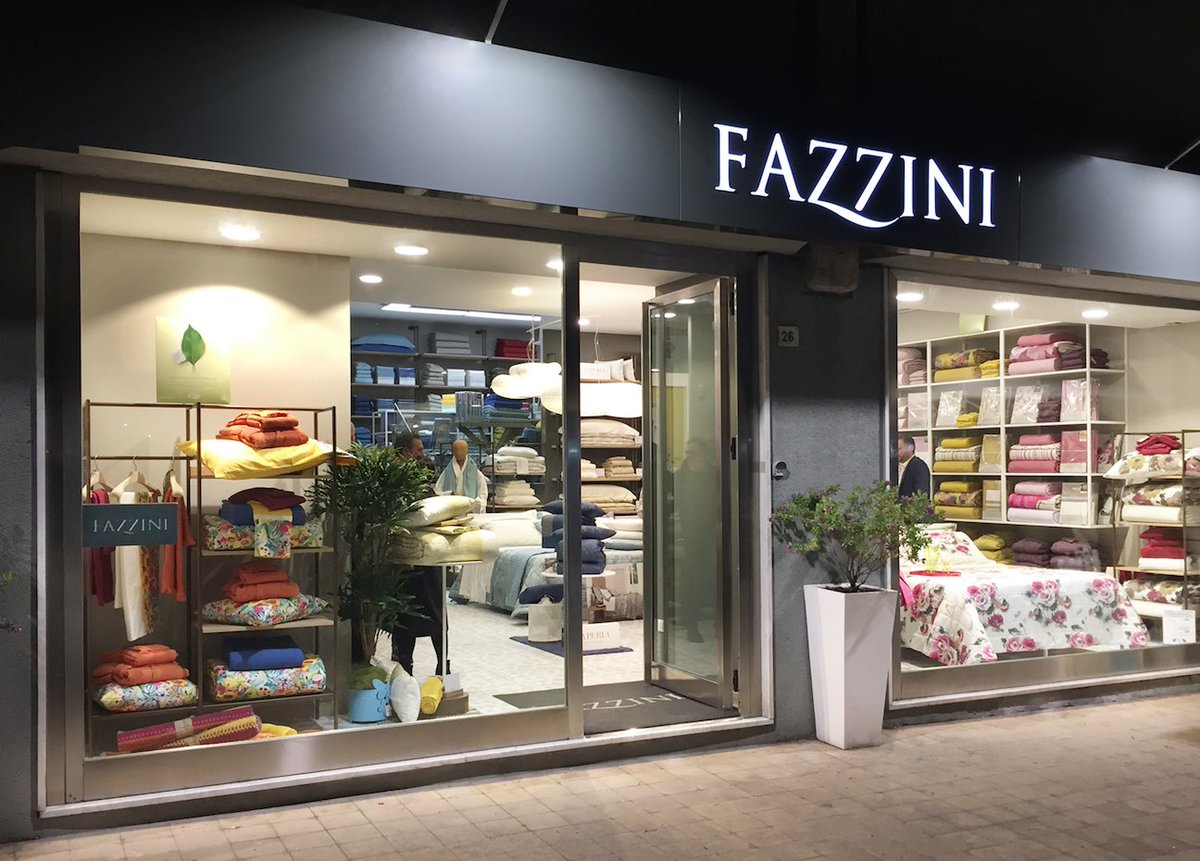 Стойка теле2. Современный магазин продуктов. Магазин смартфонов. Интерьер магазина одежды. Салон сотовой связи tele2.