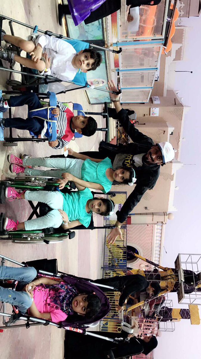 الاطفال المرضى مع<a href="/ibrahimbasha/">ابراهيم باشا</a> في كرنفال <a href="/kenkan_carnival/">كنكان</a>