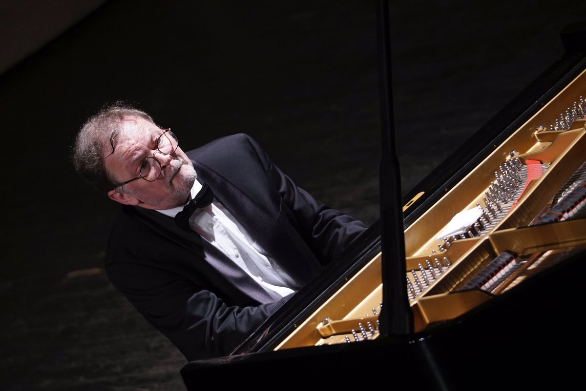 SHconcerthall's tweet photo. #MusicScene 
On the evening of 4/16, the pianist Nikolai Demidenko brought us a piano recital. 
👇🏻tap to learn more
https://t.co/1YQHZ3aui1 https://t.co/YenP7c9exF