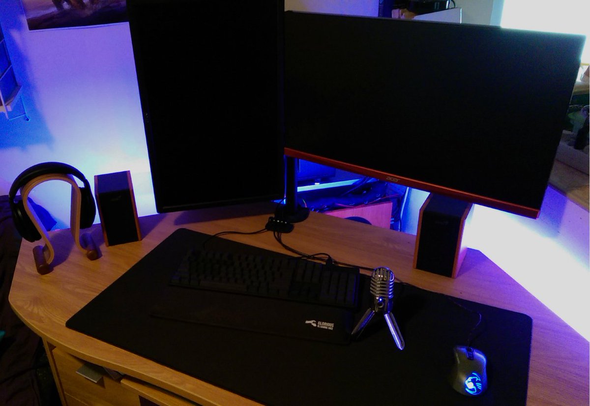 RedShiftTV's tweet photo. Current setup: a bit of #Sennheiser, #Roccat, #CMStorm, #GloriousPcGamingRace, #Samson and quite a lot more. :3 https://t.co/ItLLaTna0b