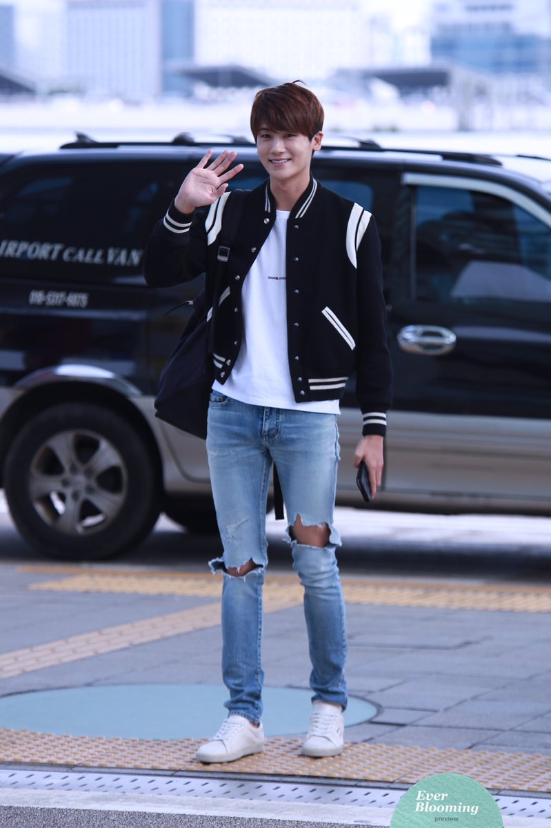 EverBlooming_HS's tweet photo. 170420 발리로 출국 #박형식
청순만화 찢고 나오셨죠?............... https://t.co/HE6zOvjKen