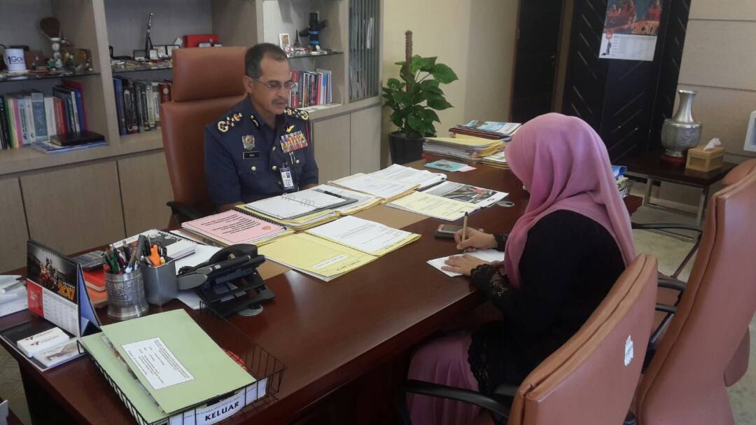 KP_bombaJBPM's tweet photo. Sesi wawancara YAS KP JBPM dgn wartawan drpd @bharianmy utk terbitan artikel pada 4.5.2017 :Bomba Tonggak Penyelamatan Negara - admin #BOMBA https://t.co/rJktWNU8c1