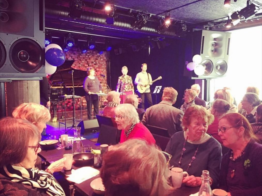 TunneMusiikki's tweet photo. Eläkeliiton #tunnemusiikki -kurssilaiset keikalla ikäihmisille järjestetyllä Hyvän mielen lounaalla 🎼
 #hyvänmielenlounas #hetkiyhdessä https://t.co/tqDxlV2sdY