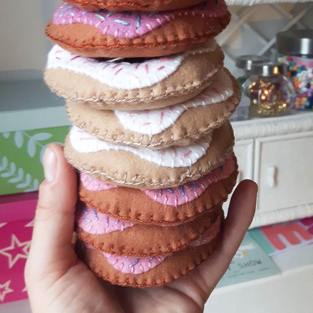jenmoffatwriter's tweet photo. The leaning tower of donuts.

#pikeletworkshop https://t.co/R2opt22Vti https://t.co/33urjTOQ99
