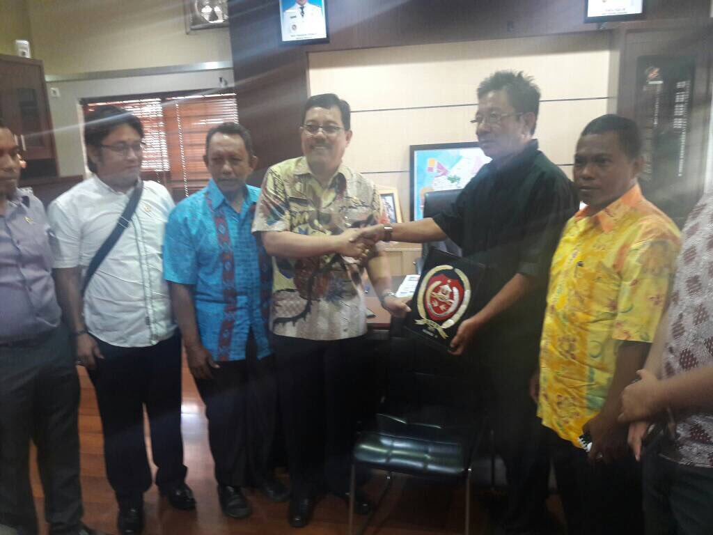 DPruangMKS's tweet photo. Kadis Penataan Ruang Menerima Lgsg Kunjungan Kerja Ketua Komisi &amp; Anggota Dewan Kabupaten Banggai Laut di Ruang Kerja Kadis Penataan Ruang. https://t.co/MqZNJ4CsPK