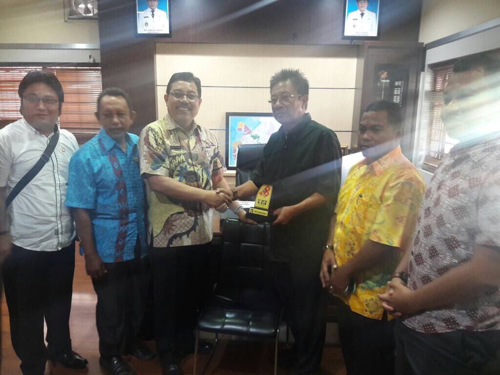 DPruangMKS's tweet photo. Kadis Penataan Ruang Menerima Lgsg Kunjungan Kerja Ketua Komisi &amp; Anggota Dewan Kabupaten Banggai Laut di Ruang Kerja Kadis Penataan Ruang. https://t.co/MqZNJ4CsPK