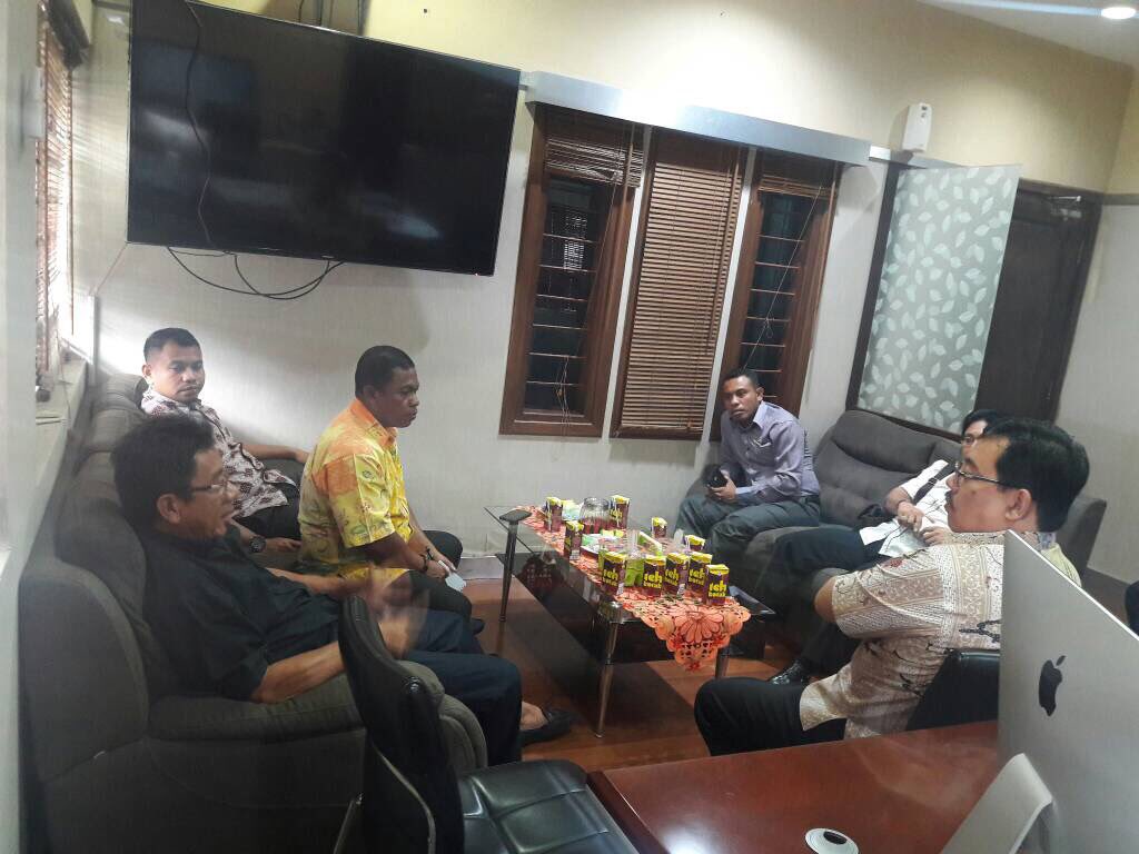 DPruangMKS's tweet photo. Kadis Penataan Ruang Menerima Lgsg Kunjungan Kerja Ketua Komisi &amp; Anggota Dewan Kabupaten Banggai Laut di Ruang Kerja Kadis Penataan Ruang. https://t.co/MqZNJ4CsPK