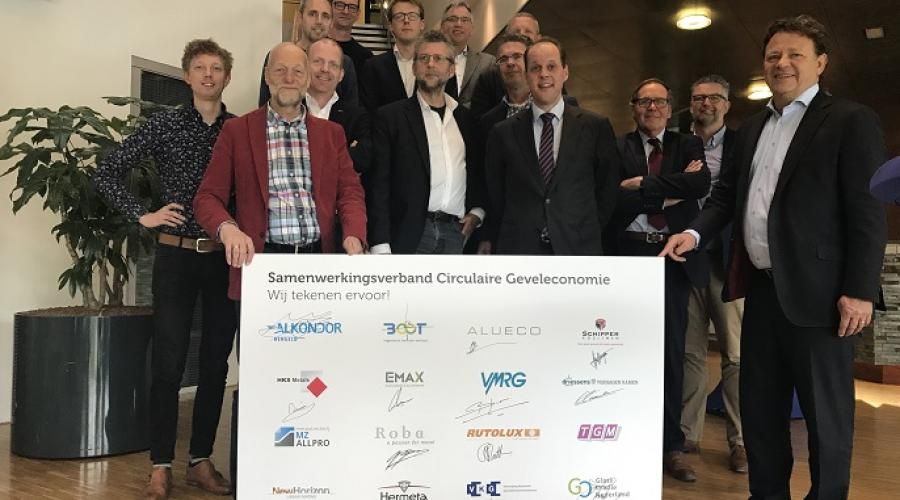 RD_redactie's tweet photo. Gevelindustrie wil naar circulaire geveleconomie https://t.co/uVq39aVdWR @VMRGbranche @Hermeta_Groep @SchipperKozijn https://t.co/OtM5BV4wRO https://t.co/DXCN3PDOVL