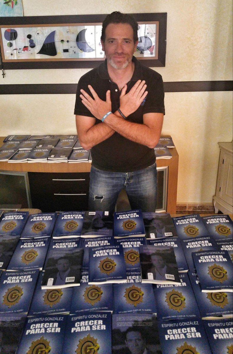 spiritugonzalez's tweet photo. #Crecerparaser a punto de salir a la venta. ¿Me sientan bien? https://t.co/LJxWNI1nlK