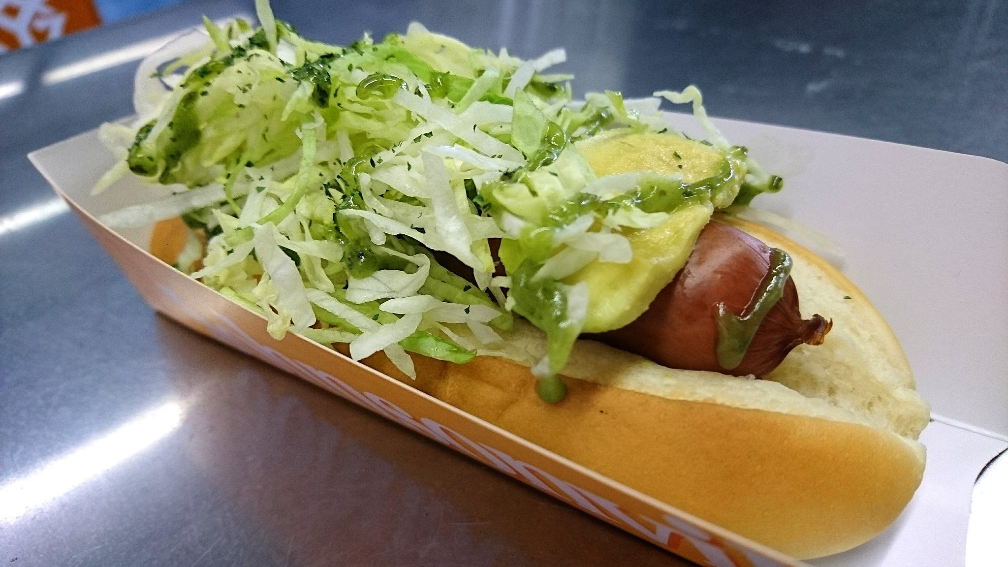 りっち 期間限定 東京ドームの芝 ドッグ 550円 レタスたっぷりだけど ジェノベーゼソースの塩味がしっかり効いている 東京ドームでは安定のホットドッグ だけどとにかく食べにくいのでスタンドでは食べないように 札幌の芝ドッグならもっとレタス