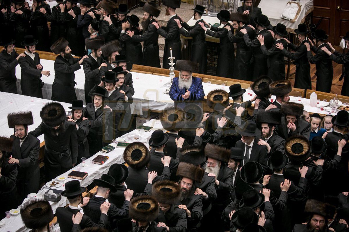 Pesach in Bobov. theahblick.com/?p=93588