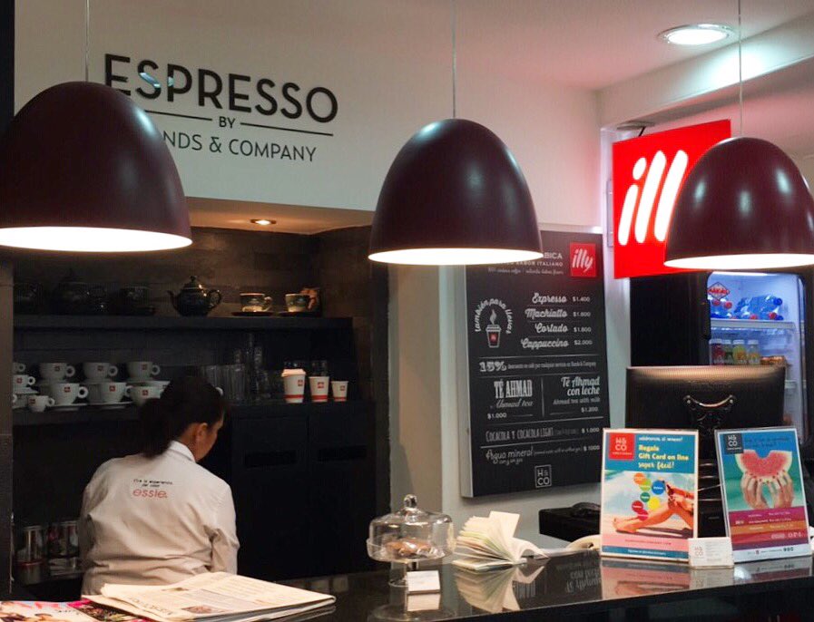 HandsandCompany's tweet photo. Que mejor que un rico café☕️ @illy_coffee en este día⛈☔️ #illycoffee #livehapilly https://t.co/Njwnwr7WsA