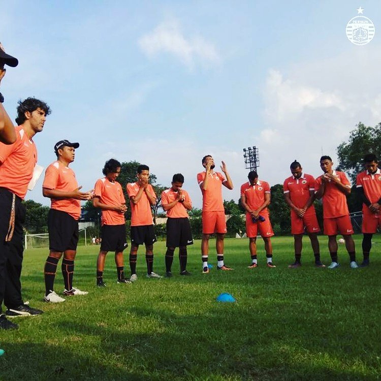 Persija_Jkt's tweet photo. Memulai sesi latihan dengan bersyukur kepadaNYA. Semoga Persija selalu diberikan kemenangan di Go-Jek Traveloka Liga 1 #PersijaJakarta https://t.co/mSre7TcxzG