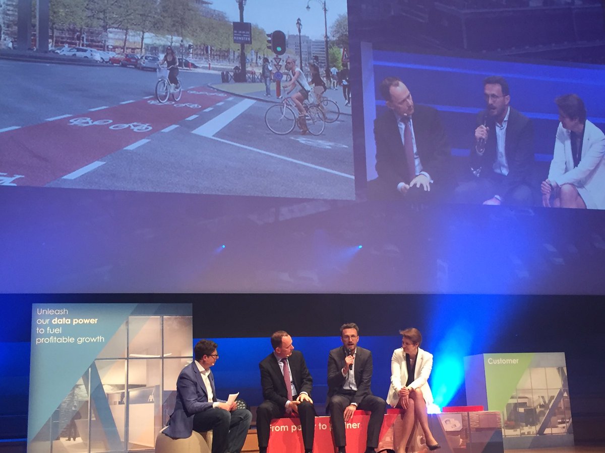 Minister <a href="/SmetPascal/">Pascal Smet</a>, #AXA CEO <a href="/JefVanIn/">Jef Van In</a> &amp; CHRO <a href="/SonnevilleI/">Sonneville Isabelle</a>: super vooruitzichten qua mobiliteit in @StadBrussel! 👍