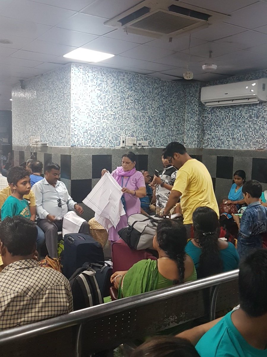 shanubabar7's tweet image. And its so hot in here that the vendors are selling napkinsin the NDLS upper class waiting room.@RailMinIndia @sureshpprabhu 
#acnotworking