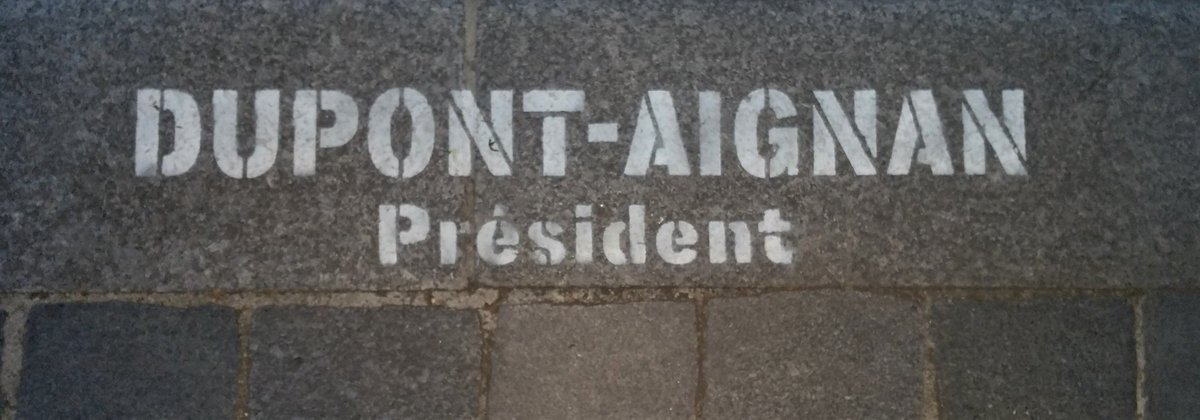 PascalBillat's tweet photo. [J-3] Je ne sais pas s'il y a la plage en dessous mais sur les pavés parisiens c'est... @dupontaignan président ! 🤗 #NDA2017 @DLF_Officiel https://t.co/uv729IHdfH