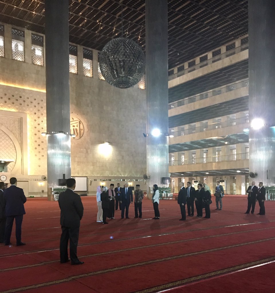 VP45's tweet photo. Humbled to tour the Istiqlal Mosque. Holding 200,000, it's the largest mosque in the largest Muslim-majority country in the world. #VPinASIA https://t.co/GatRs2kJPy