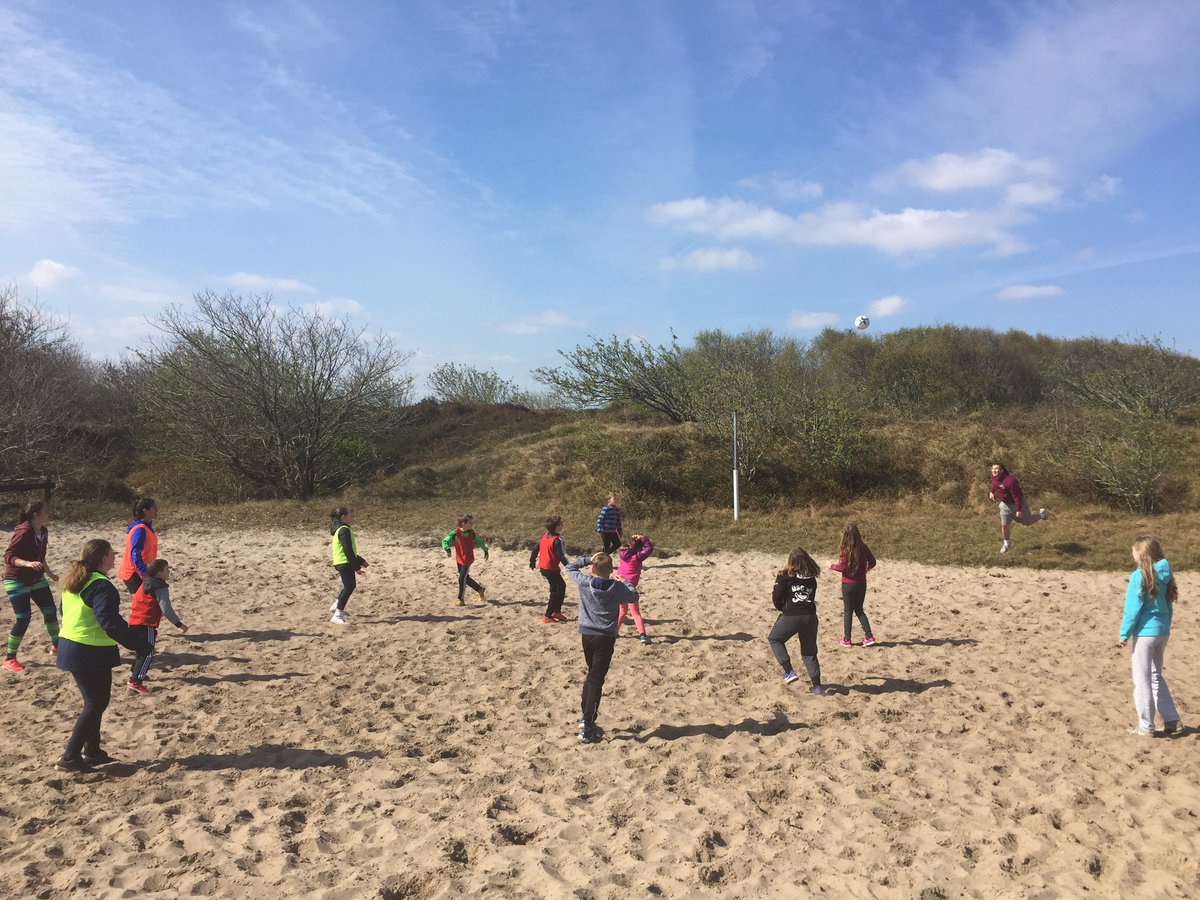 StMargareta's tweet photo. Heute ist Sporttag auf #Spiekeroog nach einem Aufwärmprogramm gegen den kalten Wind nun ein spannendes Fußballturnier ;)#OsFa2017 #Spass https://t.co/BpSMXf4sq2