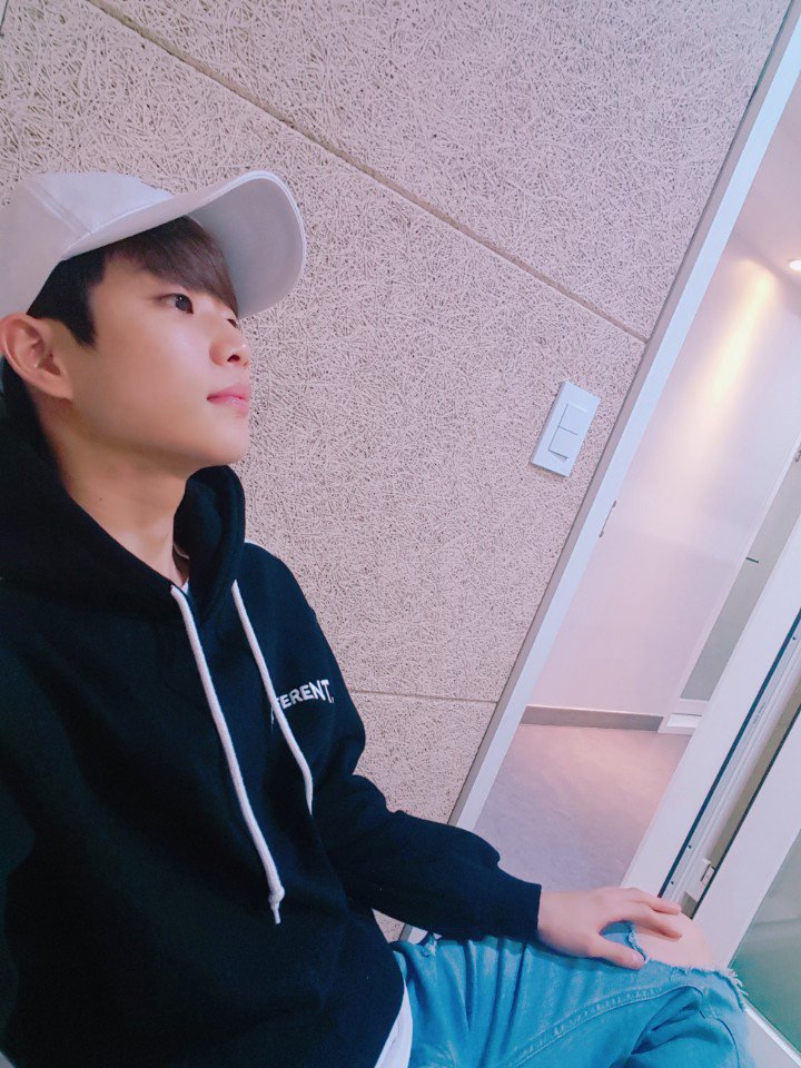 offclASTRO's tweet photo. 곧 저녁시간~~다들 맛난거 많이 많이 드세요!!!!!
글쓴이 엠밥
#ASTRO #AROHA #아스트로 #아로하 #저녁 #밥 #식사 https://t.co/LcycebGLIU