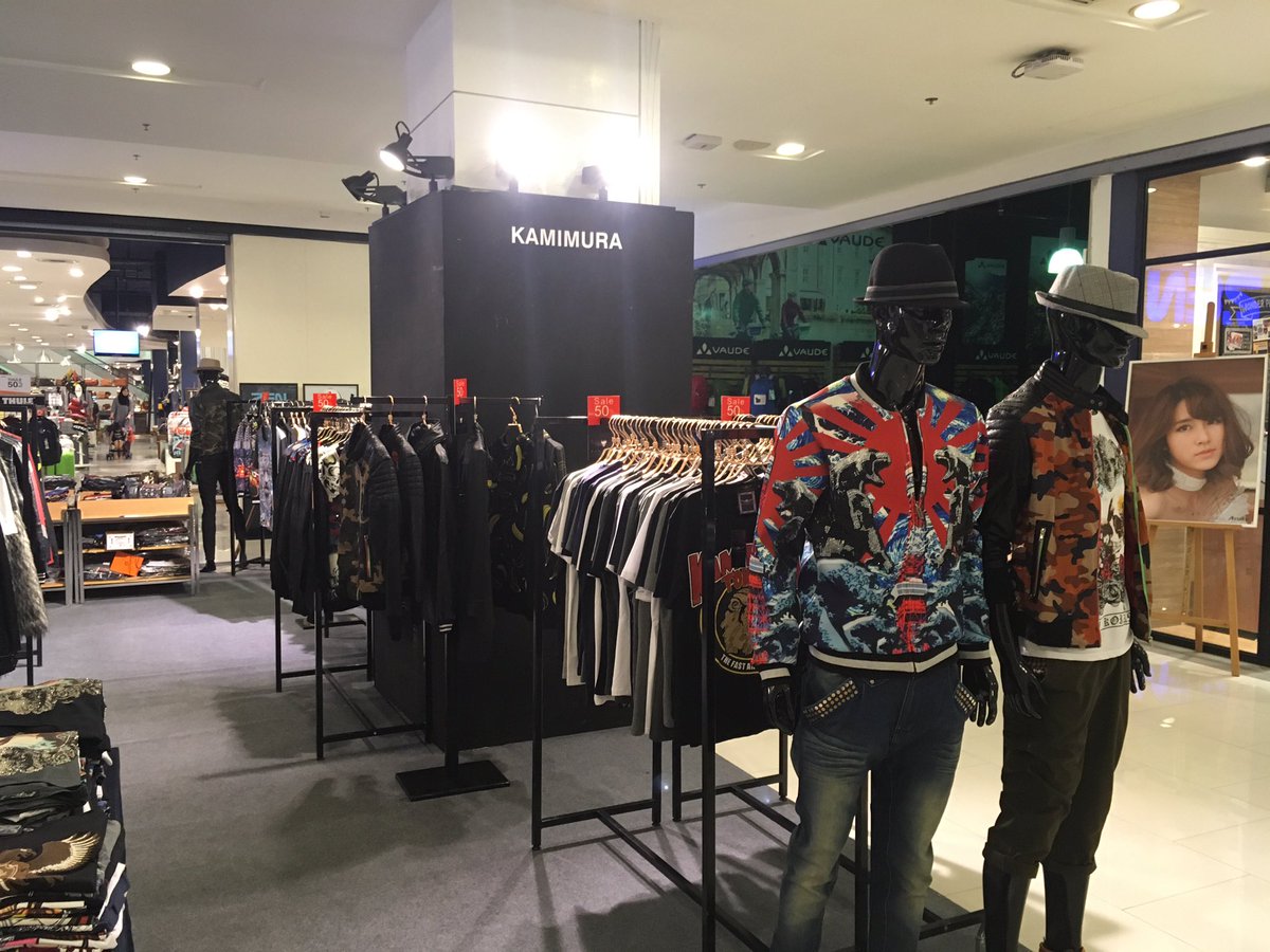 タリホウ 日本では聞いた事がないファッションブランド Kamimura ド派手なチンピラ風デザインが特徴的です 我が地元 北海道に巣食うかみむらしんやなるローカルゴミタレントをふと思い出しました タイ バンコク ファッション Kamimura かみむら