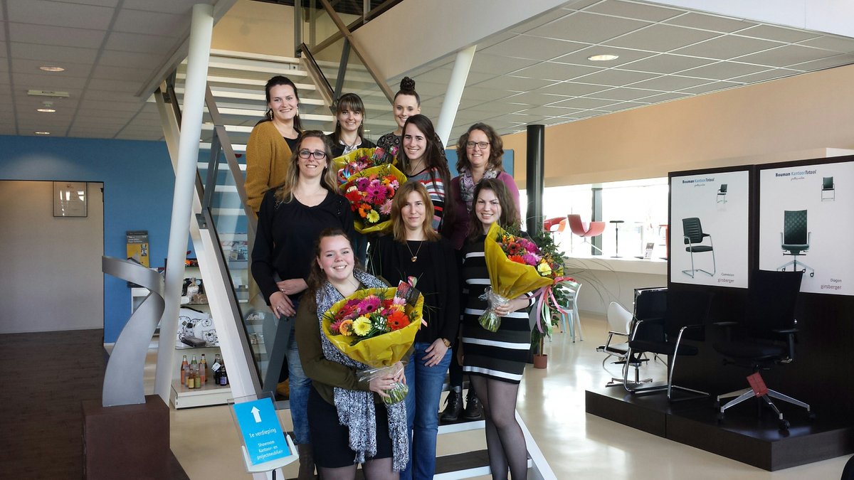BoumanKT's tweet photo. Vanmorgen werden we verrast! Alle dames werden getrakteerd op een prachtige bos bloemen! bedankt @pcinederland #secretaressedag https://t.co/i6FLSKiR1R
